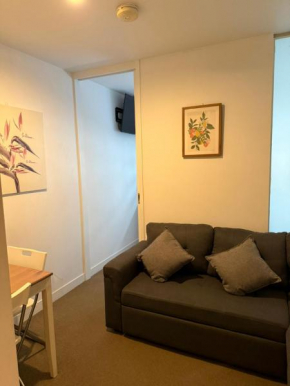 Charming 1 Bedroom Apartment in North Melb! WIFI, Netflix, SofaBed